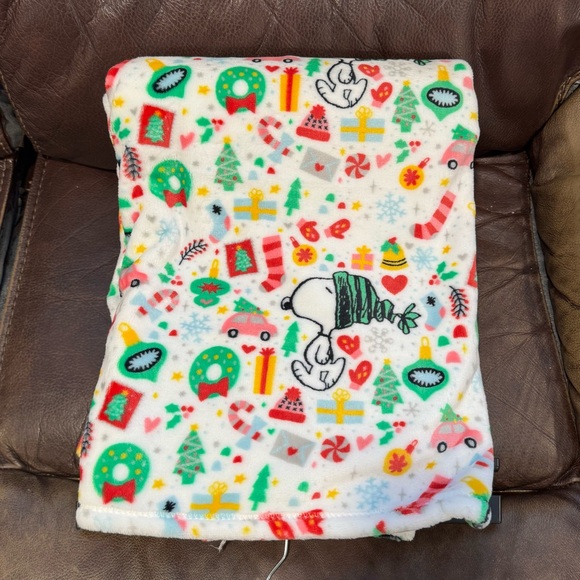 Peanuts Snoopy in Winter Hat - 50” x 70” Christmas Throw Blanket - Picture 5 of 6
